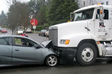 You are currently viewing The Differences Between Car and Trucking Accidents